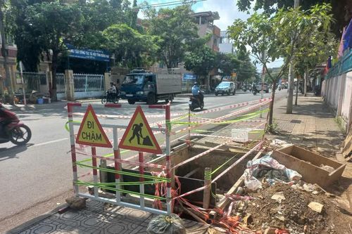 Đã khắc phục 2 hố gas nguy hiểm trước cổng Trường tiểu học Nguyễn Du và Trường mẫu giáo Thanh Bình