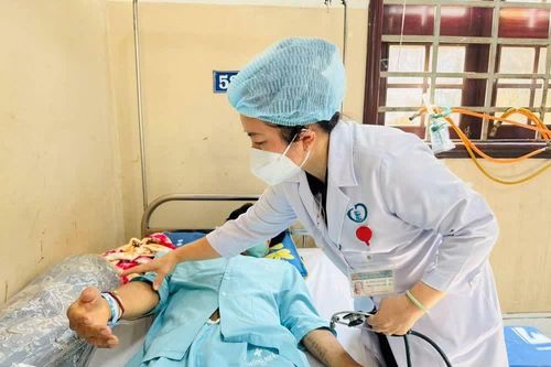 Nam bệnh nhân bị viêm não mô cầu đã bình phục và được xuất viện sau 2 tuần điều trị tích cực