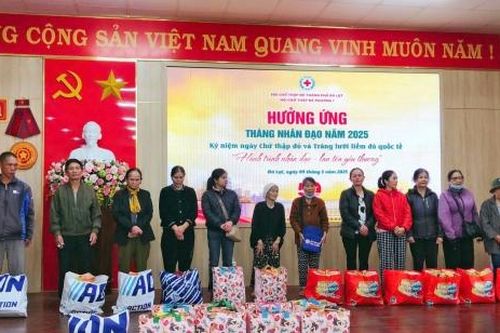 Đà Lạt: Trao hàng trăm suất quà, học bổng cho các hoàn cảnh khó khăn