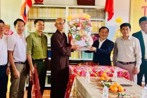 Lãnh đạo huyện Di Linh thăm, tặng quà các cơ sở Phật giáo