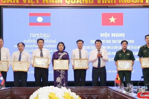 Công bố quyết định và trao bằng khen của Chủ tịch UBND tỉnh trong thực hiện công tác biên giới Việt Nam - Lào