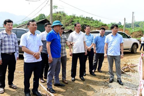 Phó Chủ tịch Thường trực UBND tỉnh Nguyễn Mạnh Tuấn kiểm tra tiến độ giải phóng mặt bằng dự án Xây dựng tuyến đường thành phố Bắc Kạn - hồ Ba Bể kết nối sang Na Hang, Tuyên Quang