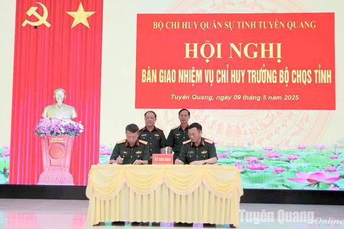 Bàn giao nhiệm vụ Chỉ huy trưởng Bộ CHQS tỉnh Tuyên Quang