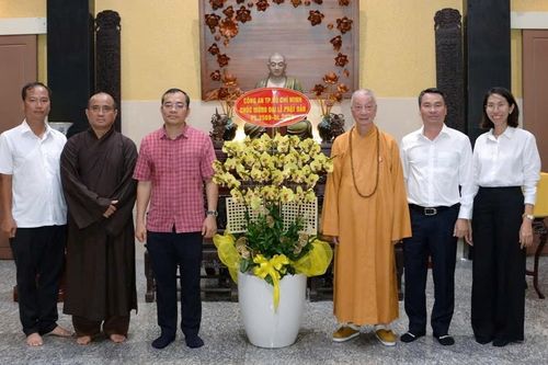 Lãnh đạo Công an TP.HCM thăm, chúc mừng Phật đản Phật lịch 2569 đến Đức Pháp chủ GHPGVN