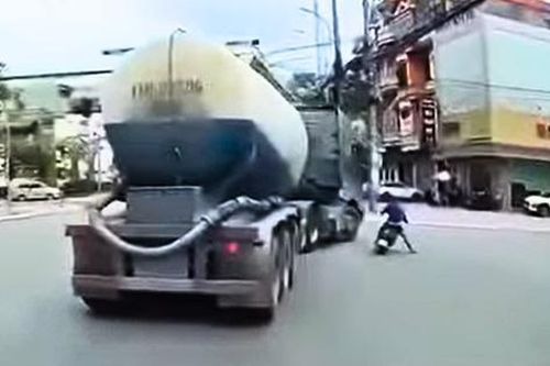 Tài xế xe bồn rẽ ẩu, suýt gây tai nạn giao thông