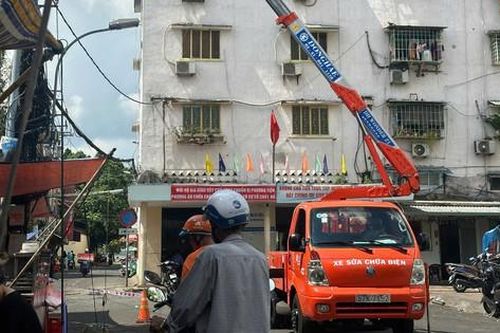Cháy căn hộ chung cư ở TP.HCM, 5 người mắc kẹt