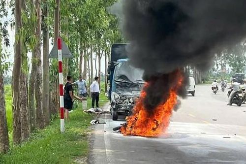 Hải Dương: Va chạm với ô tô tải, một người tử vong, xe máy bị thiêu rụi