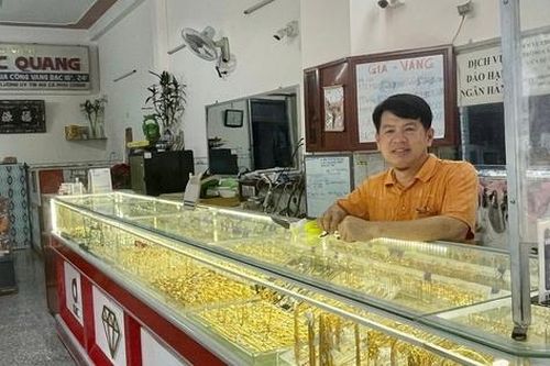 Chủ tiệm vàng 'giải cứu' một phụ nữ thoát khỏi bẫy lừa chuyển tiền