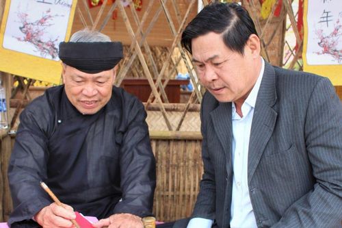 Cụ Doãn viết thư pháp về Bác giữa làng quê