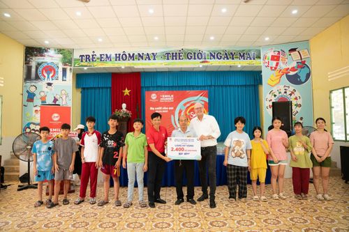 Tặng quà trẻ em khó khăn tại Làng Hy Vọng – Đà Nẵng