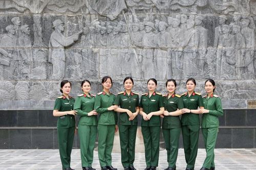Những 'bông hồng thép' quê hương cách mạng tỏa sáng trong ngày hội non sông