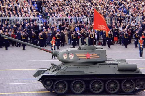 Khoảnh khắc đoàn xe tăng huyền thoại T-34 tiến vào Quảng trường Đỏ