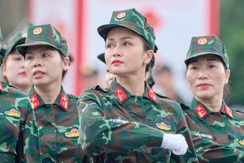 Những 'bông hồng thép' tại lễ diễu hành ở Hải Phòng: Ngất xong tỉnh lại tập tiếp