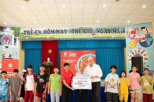 Quỹ Bảo trợ trẻ em Việt Nam tặng quà cho trẻ em khó khăn tại Làng Hy vọng