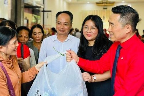 Hội Chữ thập đỏ Hà Nội trao tặng, hỗ trợ người dân khó khăn hơn 5,9 tỷ đồng
