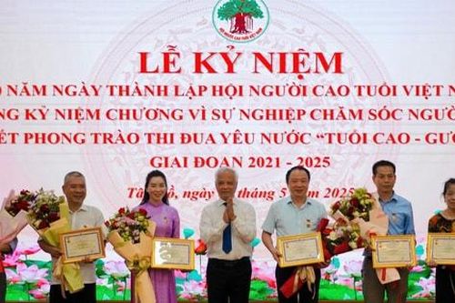 Quận Tây Hồ khen thưởng các cá nhân 'Tuổi cao - Gương sáng'