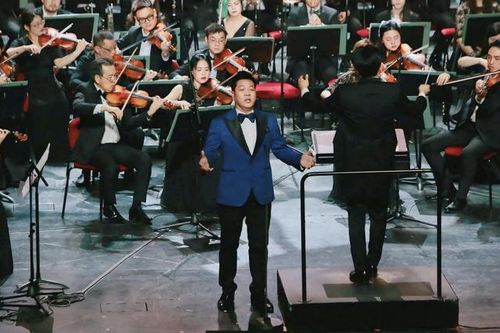 NSND Quốc Hưng xúc động khi hát 'Việt Nam quê hương tôi' tại nhà hát lớn nhất Kazakhstan