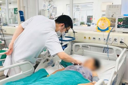Sốc nhiễm khuẩn nặng sau tiêm khớp ở phòng khám tư