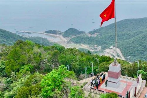 Lễ thượng cờ đặc biệt trên đảo Cô Tô