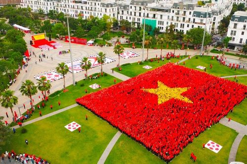 7.000 người dân Hải Phòng xếp hình cờ Tổ quốc chào mừng ngày Giải phóng thành phố