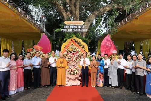 Chủ tịch HĐND Thành phố Hà Nội thăm, chúc mừng Hội đồng chứng minh Giáo hội Phật giáo Việt Nam
