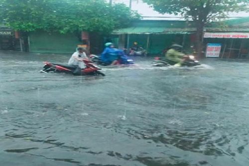 Mưa lớn sáng 10/5 gây ngập sâu nhiều tuyến đường ở Bình Dương