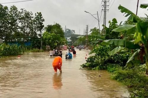 Quốc lộ 2 qua Tuyên Quang ngập sâu do mưa giông, giao thông ùn tắc nghiêm trọng
