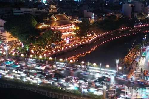 Thành phố Hồ Chí Minh: Đông đảo người dân thả hoa đăng mừng Đại lễ Phật đản