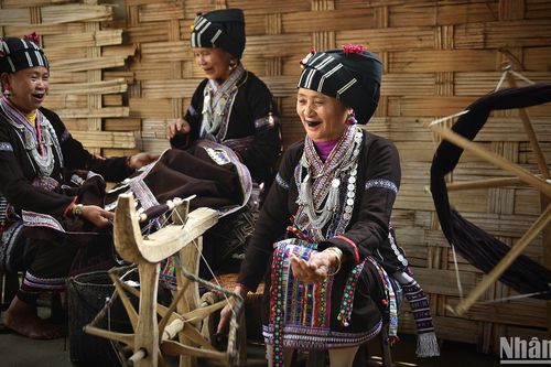 Sắc thổ cẩm dưới chân núi Hoàng Liên