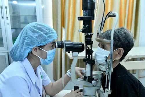Làm thế nào để thu hút bác sĩ về tuyến cơ sở?