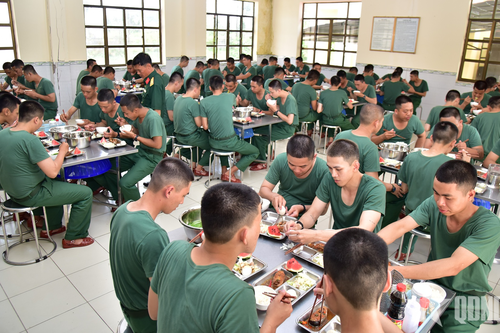 Bữa cơm chiến sĩ ấm tình đồng đội, đậm tình quê hương