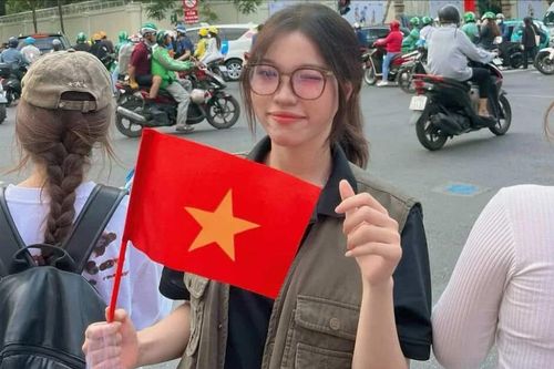 Những mầm xanh mọc lên từ đất bạc