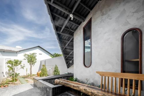 Thiết kế 3 giếng trời, ngôi nhà thoáng mát chẳng kém resort