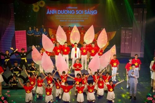 Gần 30 kênh truyền hình phát trực tiếp liveshow 'Ánh dương soi sáng' ca ngợi việc học và làm theo tấm gương tư tưởng đạo đức Hồ Chí Minh