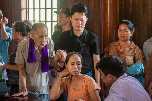 Báo Dân trí phối hợp tổ chức tư vấn sức khỏe, phát thuốc và trao học bổng cho người dân