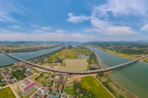 Bay trên cây cầu nghìn tỷ dài nhất tuyến cao tốc Bắc Nam qua Quảng Bình