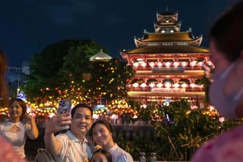 Hàng nghìn người dân, phật tử đổ về chùa Pháp Hoa thả hoa đăng mừng lễ Phật đản