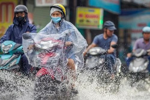 Mưa như trút ở TPHCM, xe chết máy hàng loạt, đường hóa sông