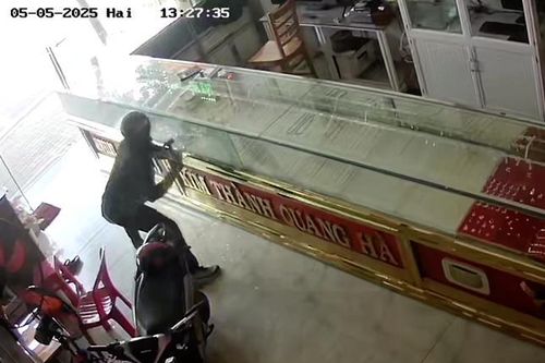 Găng tay dính máu vạch mặt kẻ cướp tiệm vàng; Lý do nhà ga T3 sân bay Tân Sơn Nhất bị dột