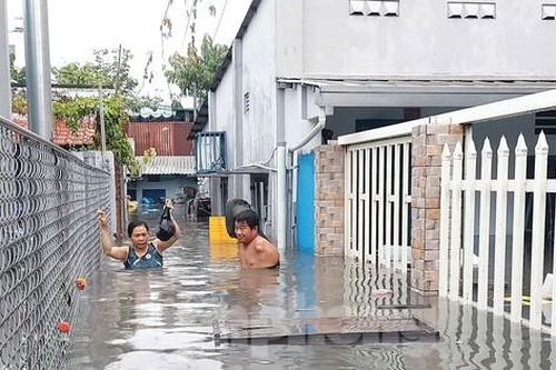 TPHCM: Mưa lớn đầu mùa, người dân 'chạy ngập'