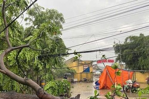 Mưa lớn, lốc xoáy tại Tuyên Quang và Lào Cai làm sập, tốc nhiều nhà dân