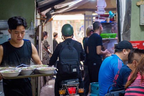 Quán bún, phở ở Hà Nội đồng loạt tăng giá 5.000 đồng/bát