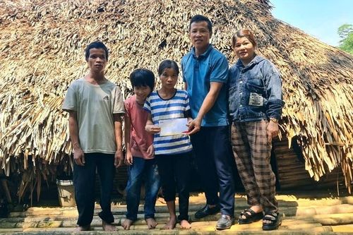 Báo VietNamNet trao gần 24 triệu đồng đến gia đình bị thiểu năng ở Thanh Hóa