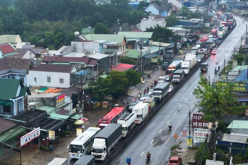 Hàng trăm phương tiện 'chôn chân' trên quốc lộ vì lý do bất ngờ