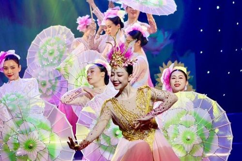 NSƯT Linh Nga tái xuất gây ấn tượng với màn múa sen điêu luyện