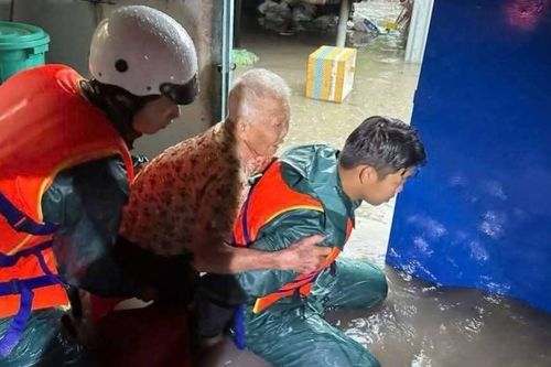 Bình Dương ngập nặng sau một cơn mưa, nhiều người mắc kẹt chờ giải cứu