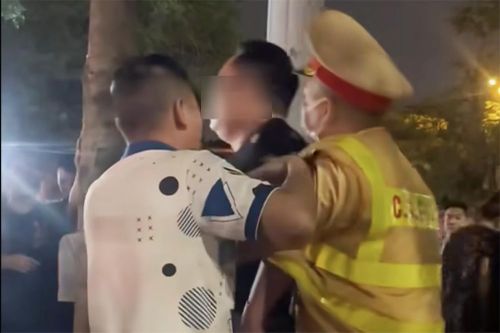 3 người lao vào ôm cảnh sát để 'giải cứu' bạn ở Hà Nội