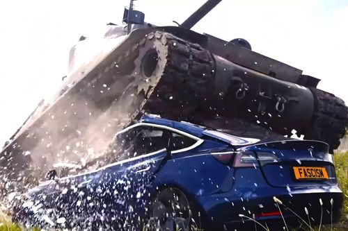 Cựu binh 98 tuổi lái xe tăng nghiền nát chiếc Tesla để phản đối Elon Musk