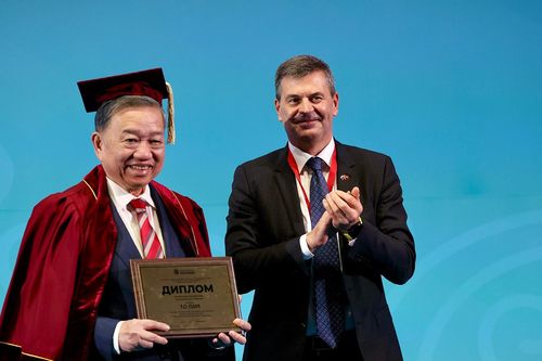 Tổng Bí thư Tô Lâm nhận danh hiệu Giáo sư danh dự của Học viện Tổng thống ở Nga