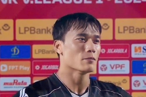 Thủ môn Bùi Tiến Dũng nghẹn ngào sau bàn thắng để đời cho Đà Nẵng